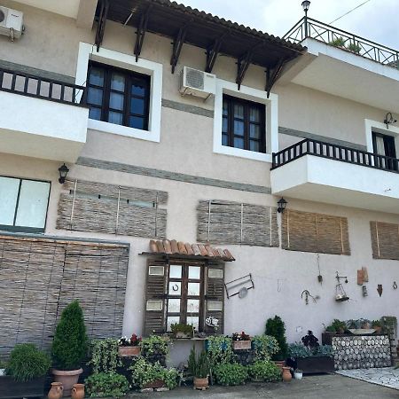 Bed & Breakfast Local Living Edi Berat Exterior foto