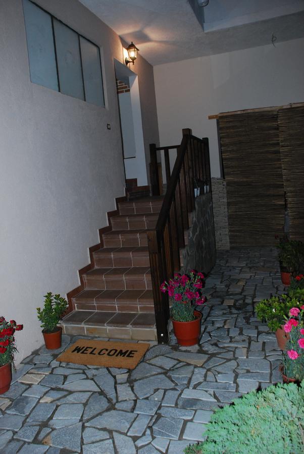 Bed & Breakfast Local Living Edi Berat Exterior foto