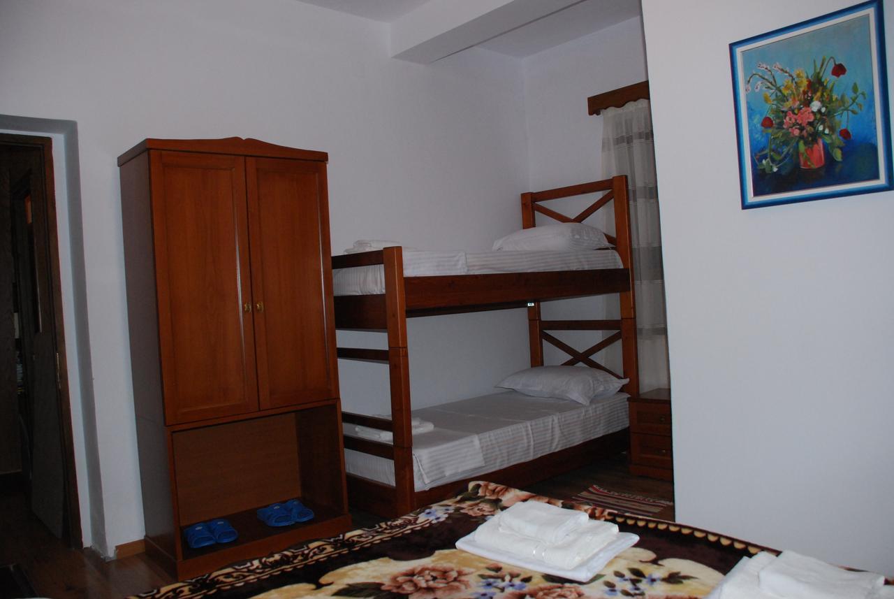 Bed & Breakfast Local Living Edi Berat Exterior foto