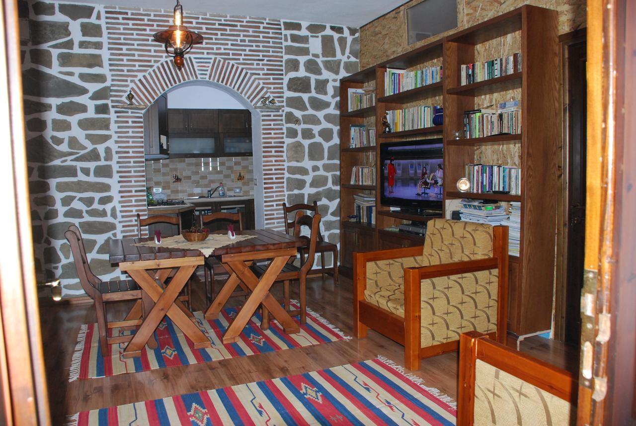 Bed & Breakfast Local Living Edi Berat Exterior foto