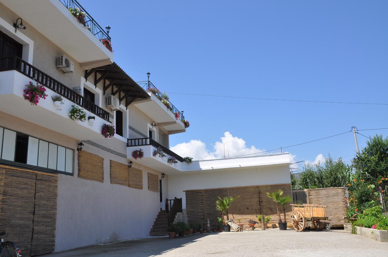 Bed & Breakfast Local Living Edi Berat Exterior foto