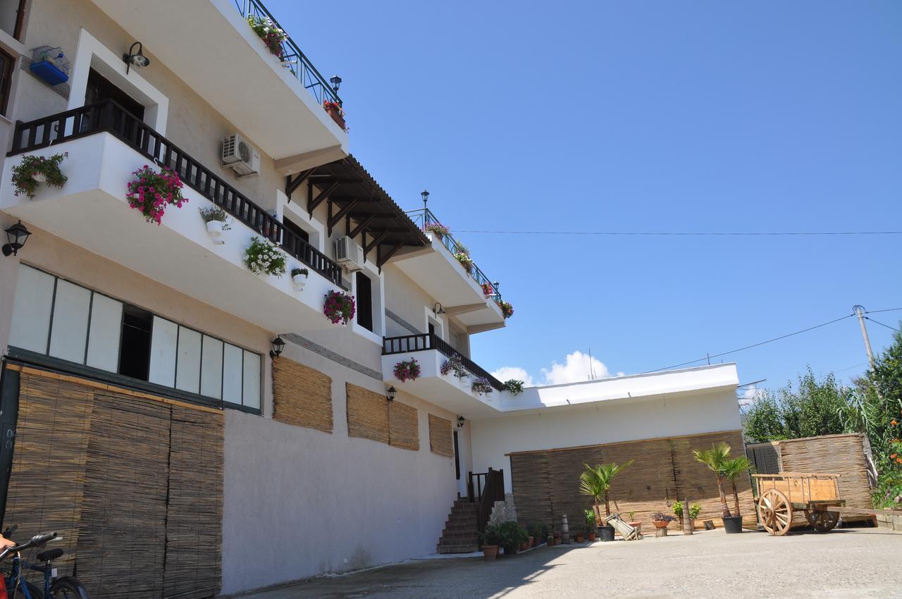 Bed & Breakfast Local Living Edi Berat Exterior foto